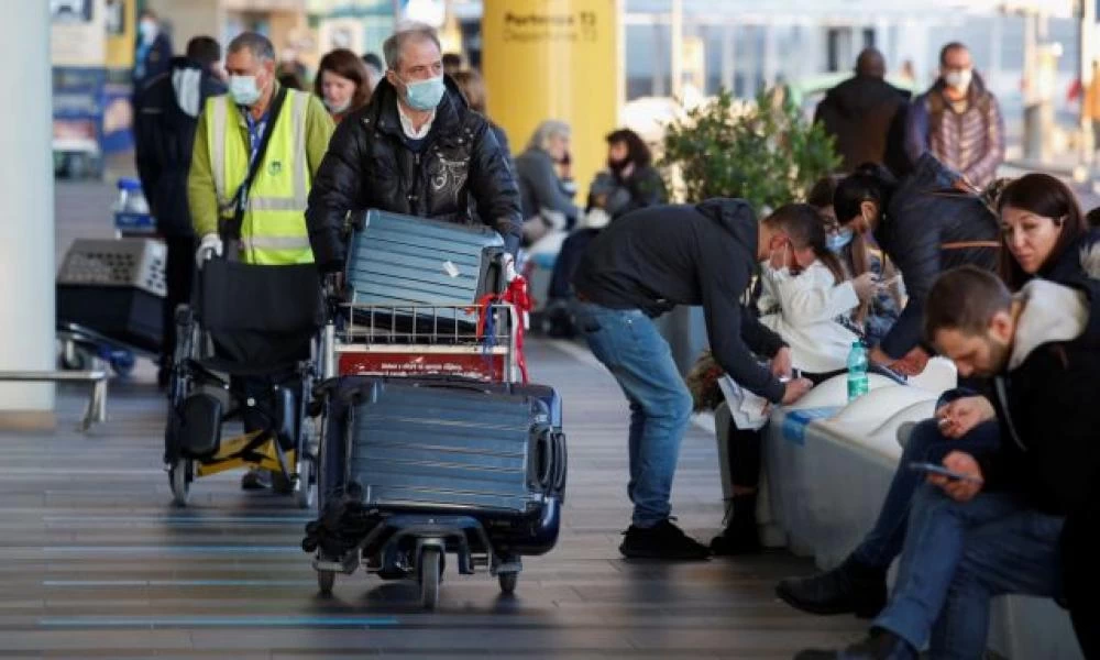 Το έβαλαν στα πόδια οι Βρετανοί: Χαμός σε αεροδρόμια και σιδηροδρόμους
